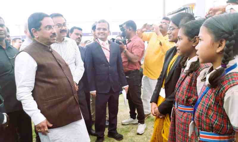 नक्सलीय क्षेत्र के बच्चों की जिंदगी संवार रहा SAIL-BSP, कोयला मंत्री प्रह्लाद जोशी बचपन की यादों में खोए और फोटो तक खिंचवाई