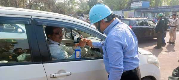 राष्ट्रीय सुरक्षा दिवस: रोड सेफ्टी रूल्स तोड़ने वालों पर कसी नकेल, फॉलो करने वालों संग BSP ने की गांधीगिरी, दिया गुलाब