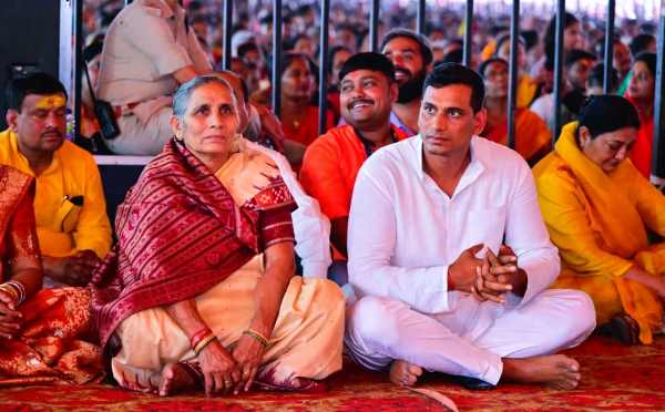 मां के साथ शिव महापुराण कथा सुनने पहुंचे विधायक देवेंद्र यादव, भक्तों के बीच जमीन पर बैठ सुनते रहे कथा