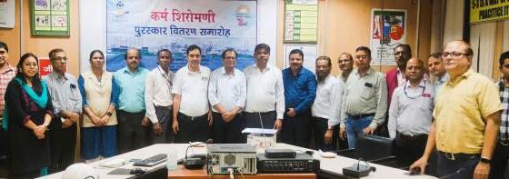 Employees of Merchant and Wire Rod Mill of Bhilai Steel Plant received Pali-Karma Shiromani Award
