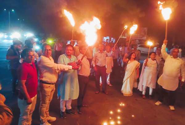 Jantar-Mantar Protest: पहलवानों की आवाज को भिलाई में मिला साथ, मशाल जलाकर एकजुटता दिखाई साथ-साथ