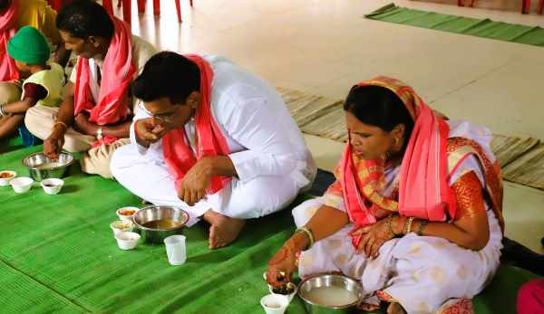 विधायक देवेंद्र यादव ने श्रमिकों के साथ खाया बोरे बासी और आमा की चटनी