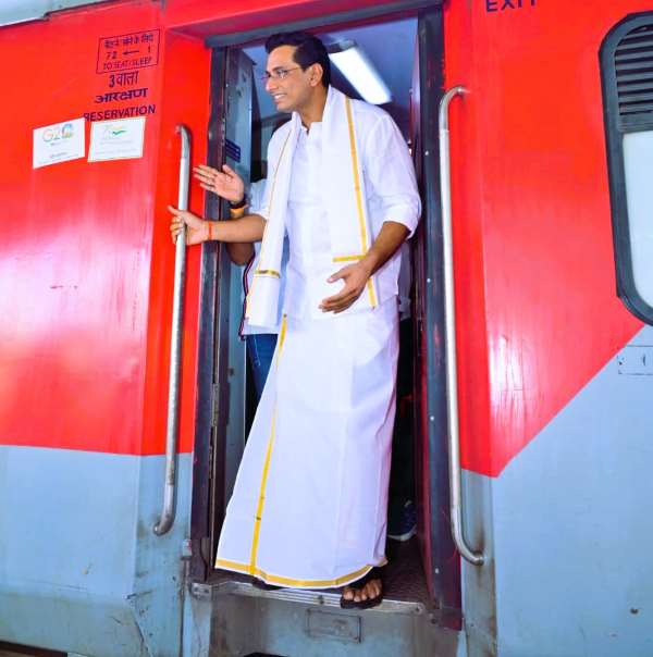दक्षिण भारतीय रंग में रंगे विधायक देवेंद्र यादव, अक्कूपल्ली के समरालु कार्यक्रम में होने पकड़ी ट्रेन