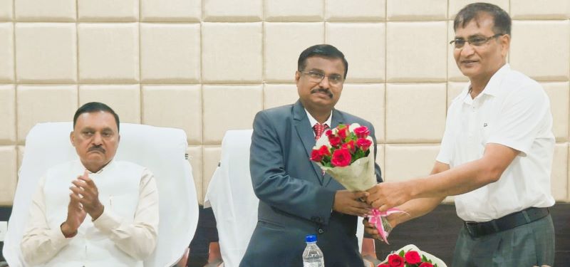 Durg के संभाग आयुक्त कावरे ने संभाला कामधेनु विश्वविद्यालय के कुलपति का अतिरिक्त पदभार