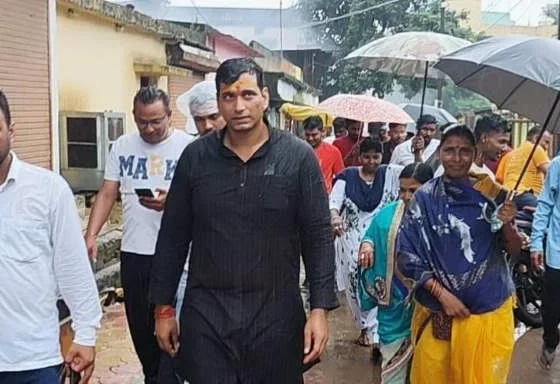 MLA Devendra's steps did not stop even in the rain, he marched several kilometers on Pragati Yatra