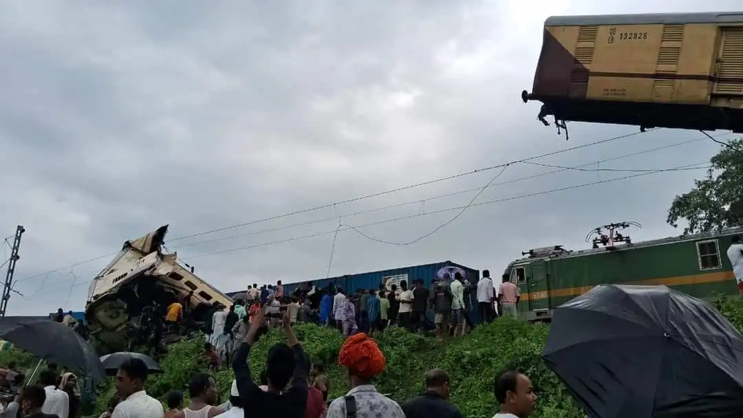 बंगाल में हादसे के बाद हवा में लटकती कंचनजंगा एक्सप्रेस की बोगी।