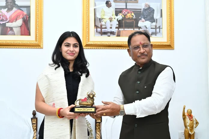 Olympic medalist Manu Bhaker meets CM Sai in Chhattisgarh मनु भाकर राजधानी रायपुर में आयोजित 27वीं अखिल भारतीय वन खेलकूद प्रतियोगिता के समापन समारोह में हिस्सा लेने पहुंचीं।