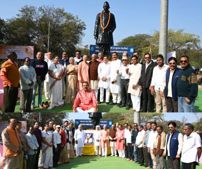 People of Bhilai paid tribute to former PM Manmohan Singh and Pt. Ravi Shankar Shukla on his death anniversary People of Bhilai paid tribute to former PM Manmohan Singh and Pt. Ravi Shankar Shukla on his death anniversary