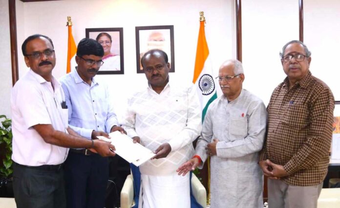 BMS leaders meet Steel Minister Talk on Kudremukh Iron Ore Company, outstanding arrears, punishment BMS leaders meet Steel Minister: Talk on Kudremukh Iron Ore Company, outstanding arrears, punishment, merger of RINL with SAIL