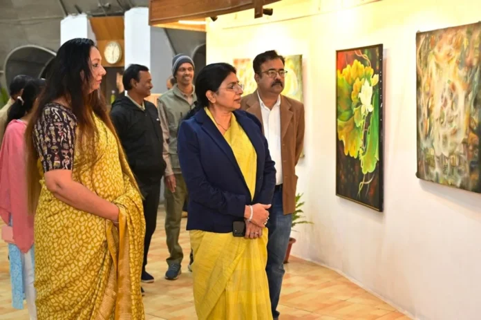 BSP News Rashmi Bhalla's paintings are attracting people in Nehru Art Gallery BSP News Rashmi Bhalla's paintings are attracting people in Nehru Art Gallery