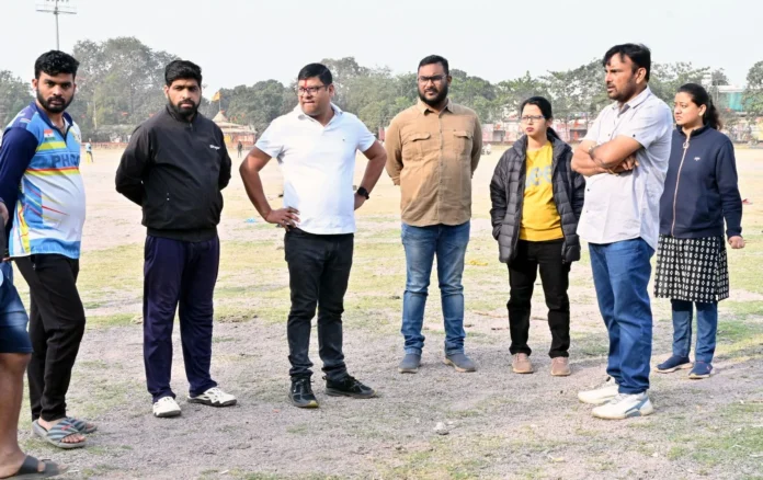 Badminton ground with all facilities will be built in Nehru Nagar, Khursipar, Housing Board and Sector 2, Commissioner inspected the spot Badminton ground with all facilities will be built in Nehru Nagar, Khursipar, Housing Board and Sector 2, Commissioner inspected the spot