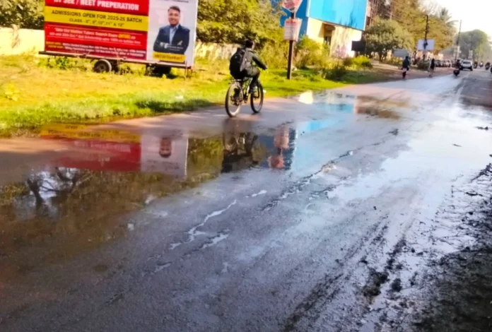 Bhilai Township Drain water flowing on the main road of HUDCO Bhilai Township: Drain water flowing on the main road of HUDCO, Collector Sahiba BSP is not listening