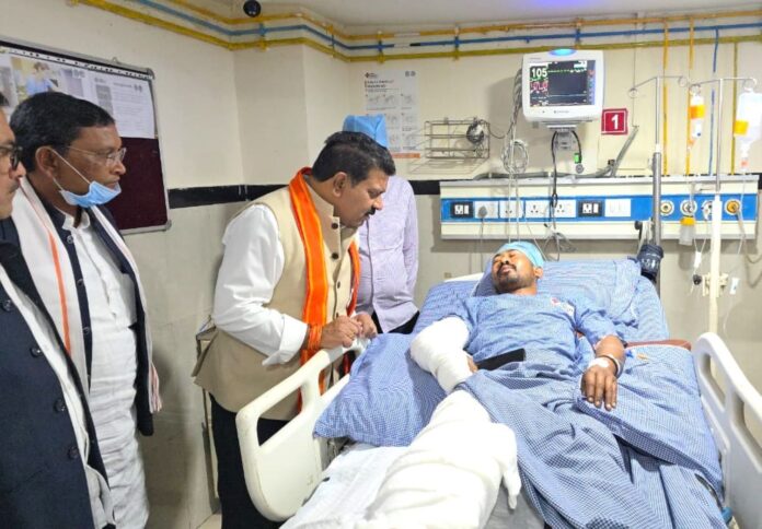 Deputy CM came to meet the soldiers injured in the Naxalite attack in Bijapur, said this… Deputy CM came to meet the soldiers injured in the Naxalite attack in Bijapur, said this…