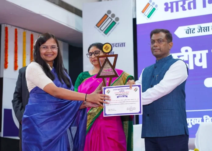 Durg Collector Richa Prakash Chaudhary honored, awarded by Election Commission Durg Collector Richa Prakash Chaudhary honored, awarded by Election Commission