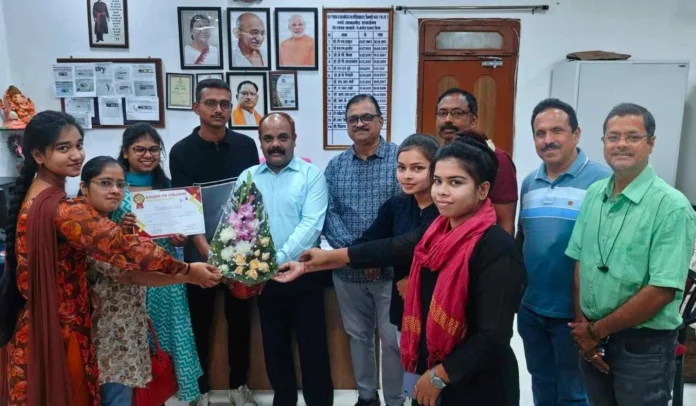 Good News 24 students of Kalyan College defeated renowned colleges and got place in the university top 10 Good News: 24 students of Kalyan College defeated renowned colleges and got place in the university top 10