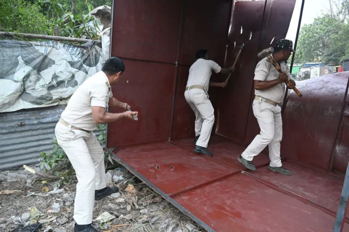 Everyone was immersed in the fun of Holi the encroachers were encroaching on the land of Bokaro Steel Plant, now demolished Everyone was immersed in the fun of Holi, the encroachers were encroaching on the land of Bokaro Steel Plant, now demolished