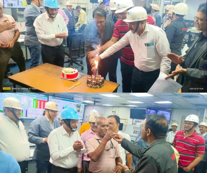 Good news from Bhilai Steel Plant, cake cut in blast furnace, celebrations (1) Good news from Bhilai Steel Plant, cake cut in blast furnace, celebrations (1)