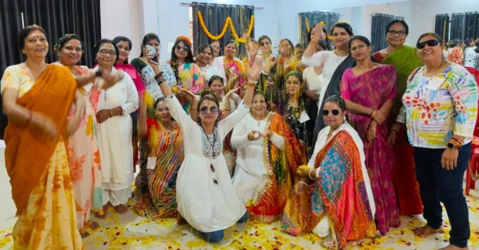 Holi of flowers in Bhilai women did catwalk in the gathering Holi of flowers in Bhilai, women did catwalk in the gathering