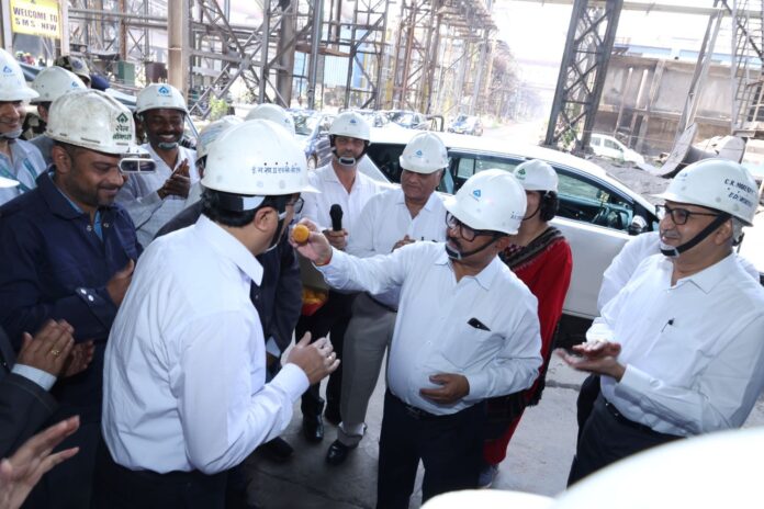 Bokaro Steel Plant created a record in the financial year 2024-25, DIC arrived with a box of sweets Bokaro Steel Plant created a record in the financial year 2024-25, DIC arrived with a box of sweets