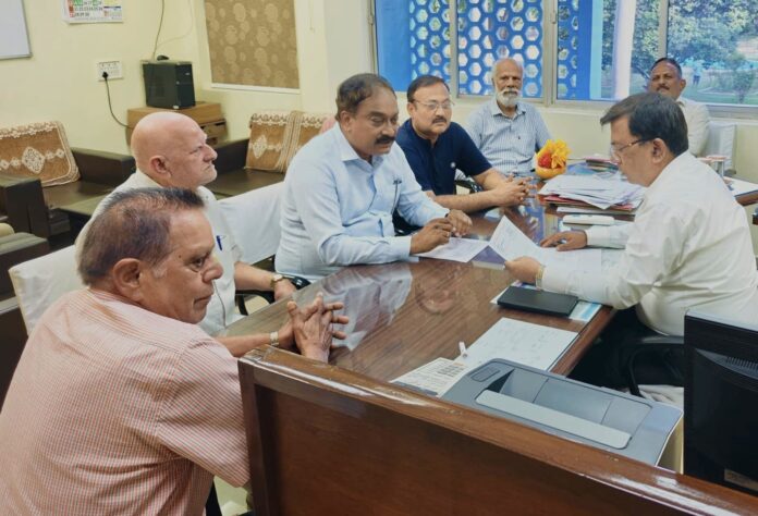 Demand for road repair of HUDCO-Hospital sector before rain residents met councillor of CGM township Demand for road repair of HUDCO-Hospital sector before rain, residents met councillor of CGM township