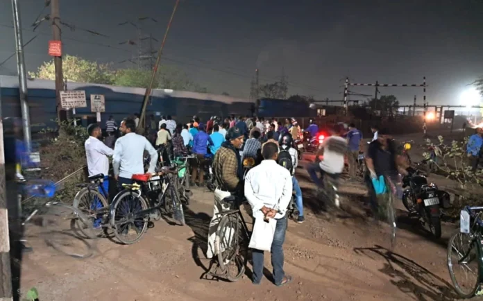 Goods train is not allowing the employees and officers of Bhilai Steel Plant to reach their duty on time wake up management wake up Goods train is not allowing the employees and officers of Bhilai Steel Plant to reach their duty on time, wake up management wake up