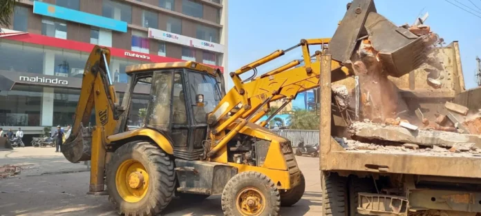 Shivnath Automobile Mahindra Motors encroachment on the way to Supela Postmortem House Bhilai Corporation demolished Shivnath Automobile Mahindra Motors encroachment on the way to Supela Postmortem House, Bhilai Corporation demolished