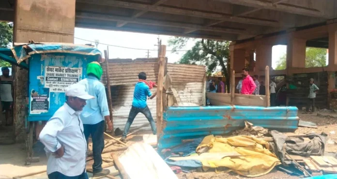 Action against encroachers continues in Bhilai Township Action against encroachers continues in Bhilai Township