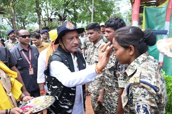 CM-Deputy CM reached among the soldiers who killed 27 Naxalites, read the details CM-Deputy CM reached among the soldiers who killed 27 Naxalites, read the details